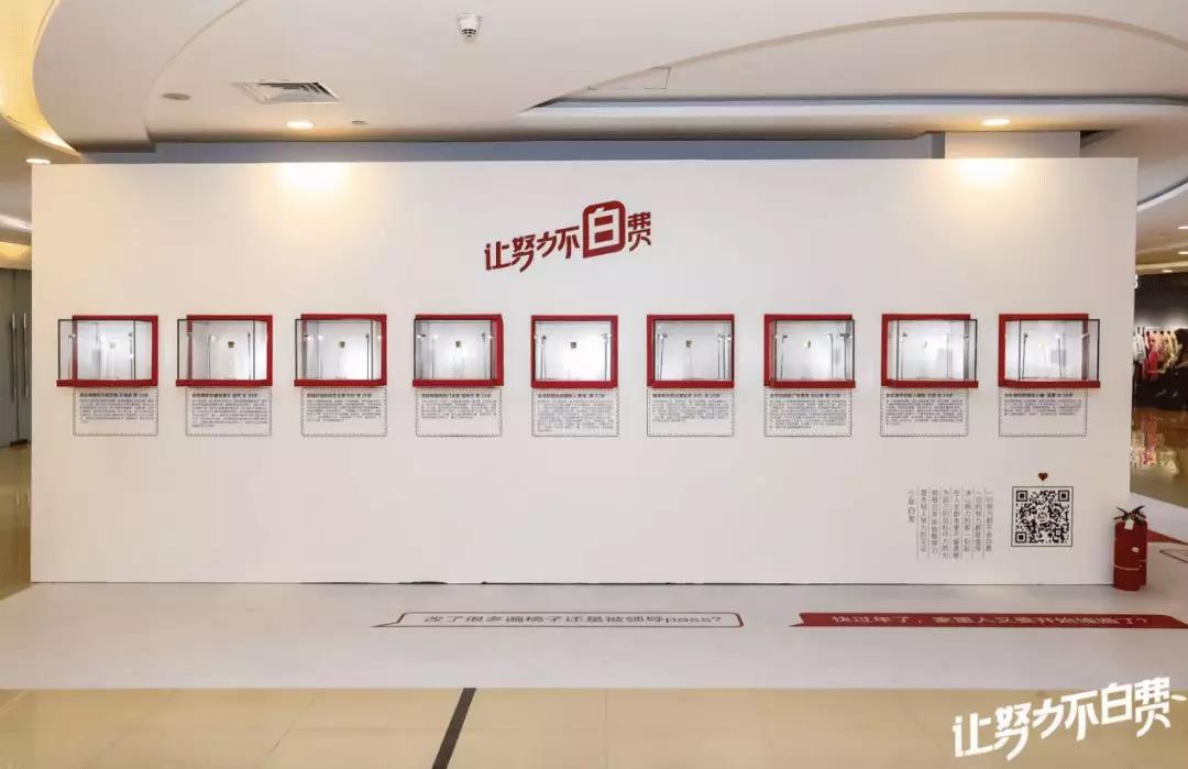 招行这次戳心了：用年轻人白发做了一场艺术展