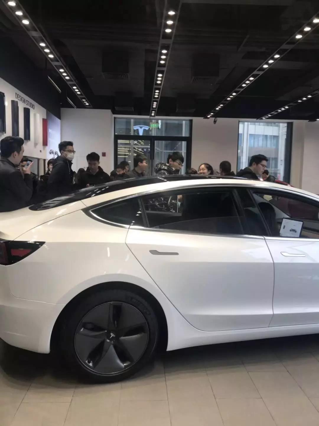 Model3卖出了“白菜价”，特斯拉门店挤爆了