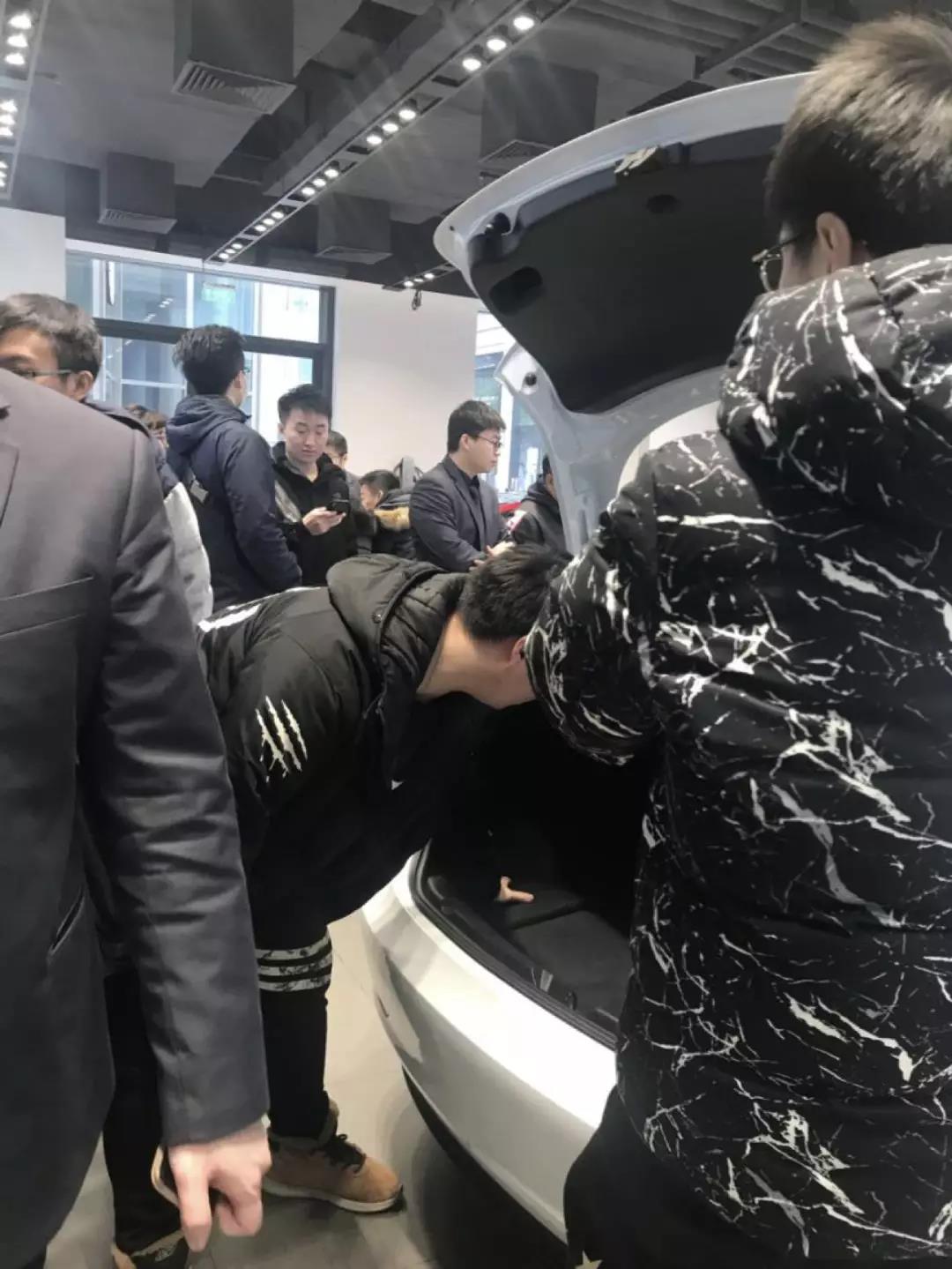 Model3卖出了“白菜价”，特斯拉门店挤爆了